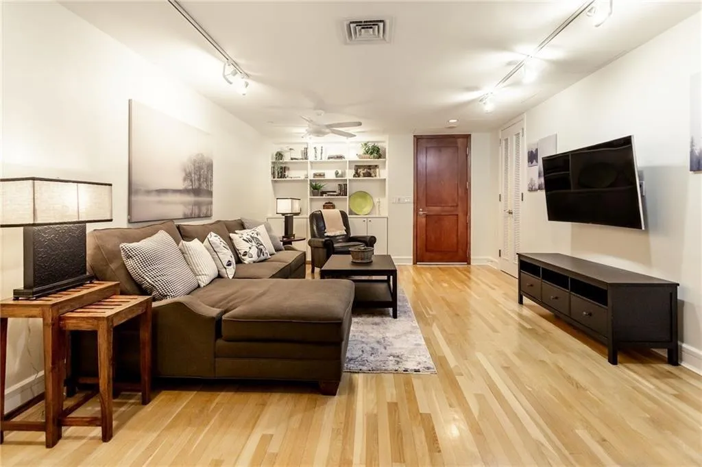 Photo 2 of 901 W 9TH ST #315