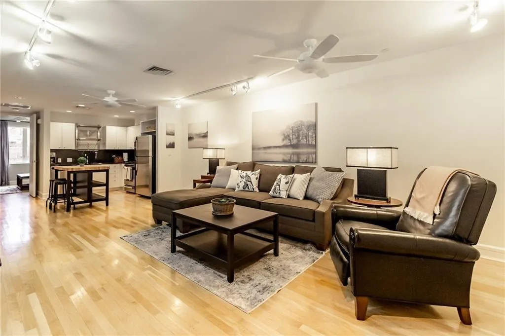Photo 3 of 901 W 9TH ST #315