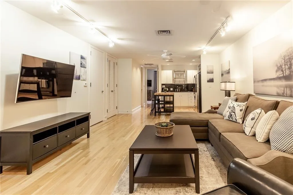 Photo 4 of 901 W 9TH ST #315