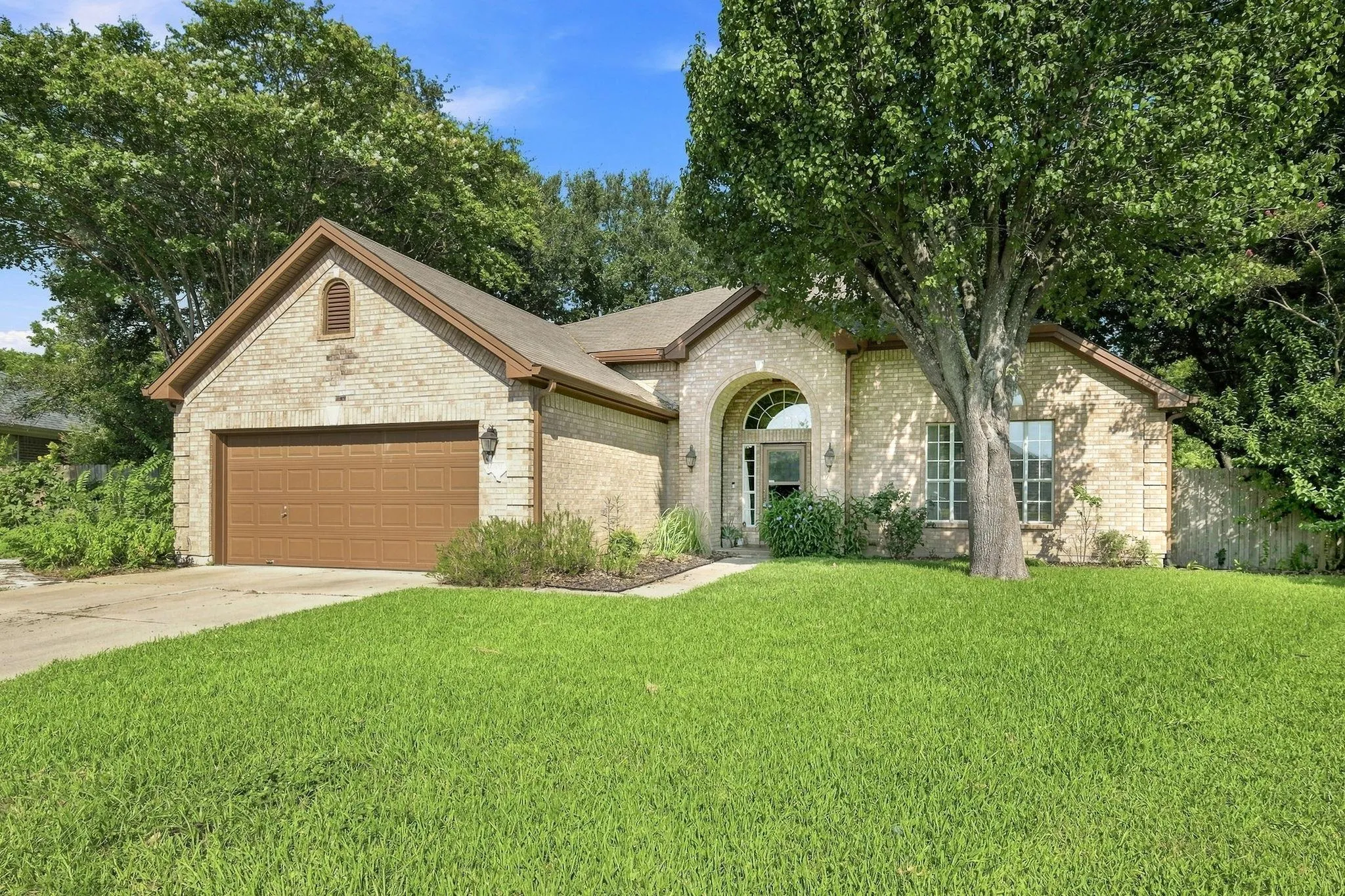 Photo of 302 N CARRIAGE HILLS DR, Georgetown, TX, 78626