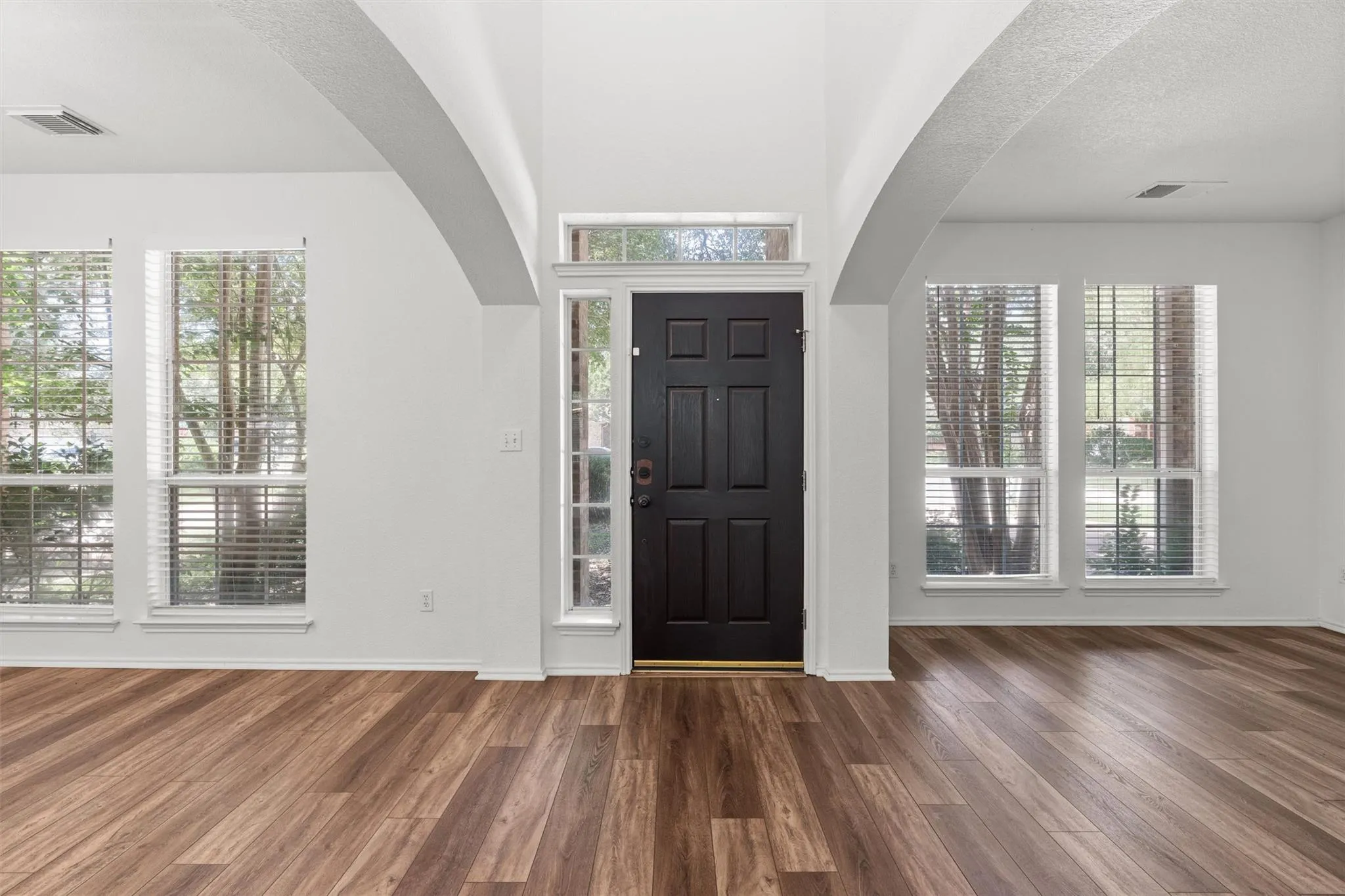 Photo 4 of 104 WHITECHAPEL CT