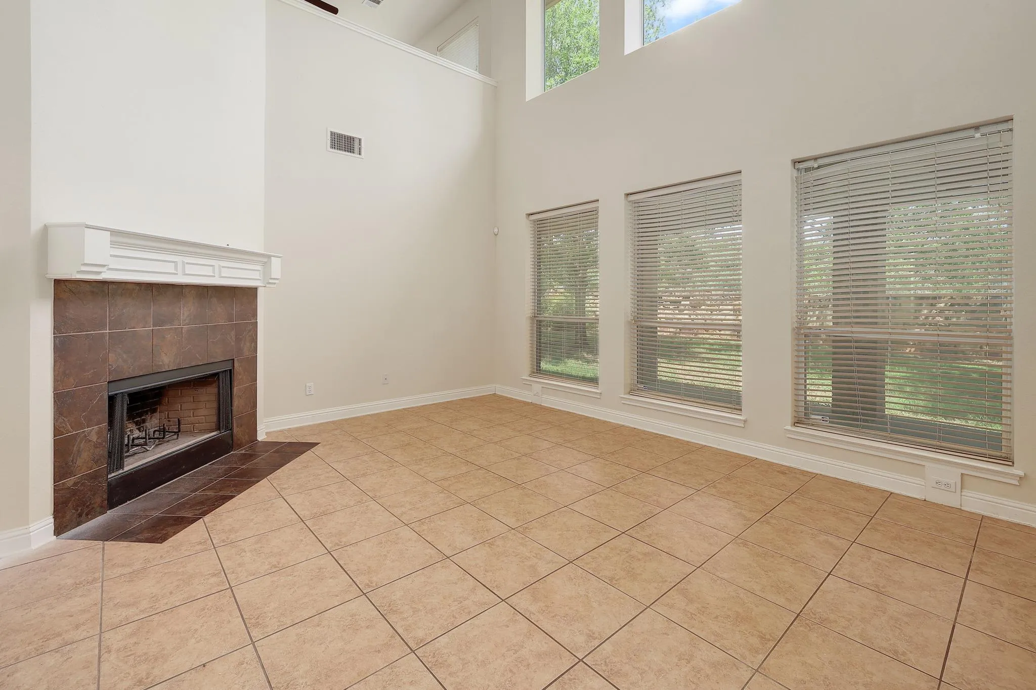 Photo 3 of 11904 QUASSIA DR
