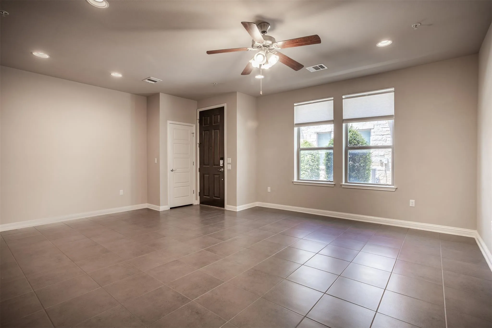 Photo 4 of 13800 LYNDHURST ST #332