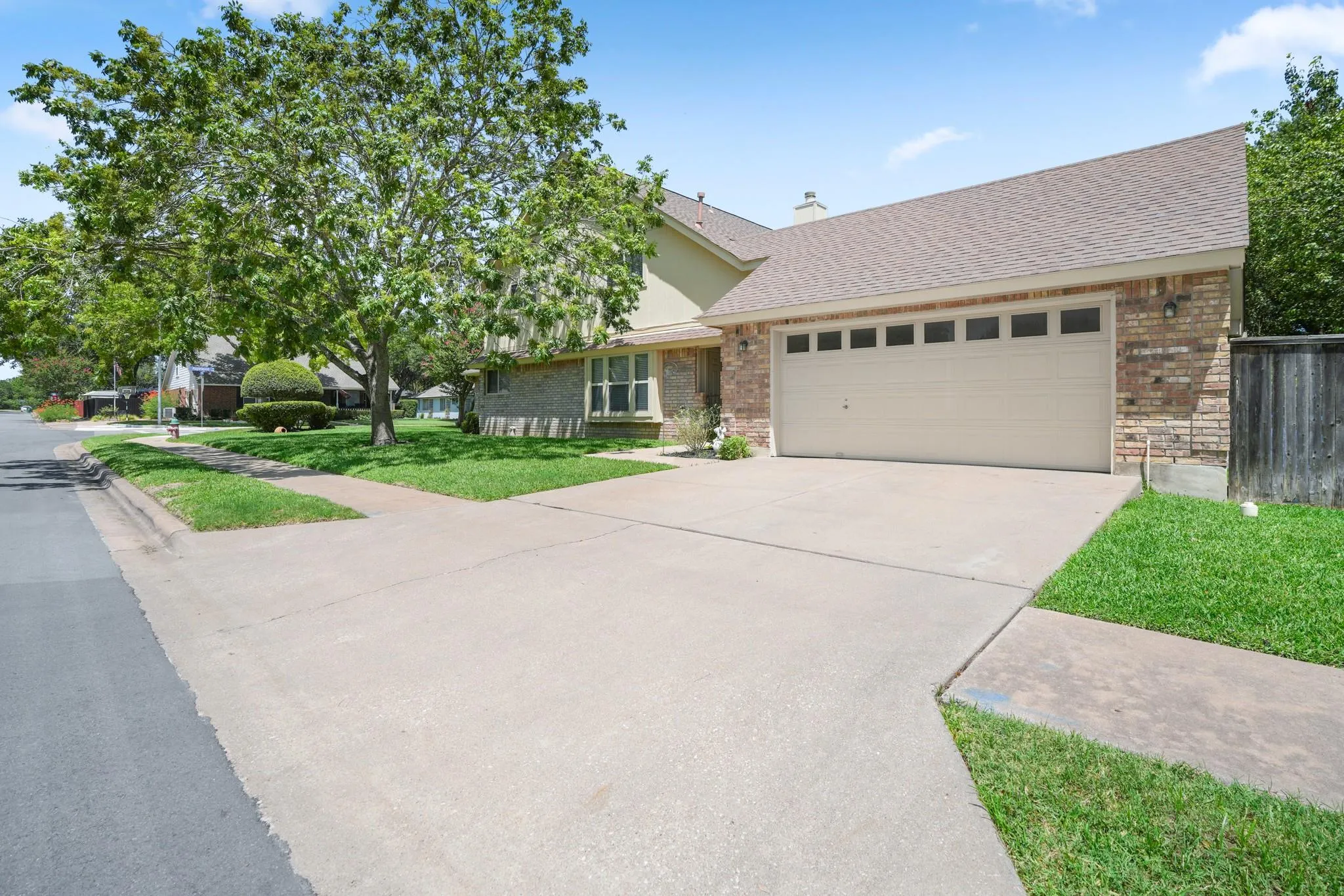 Photo 3 of 601 MAPLEWOOD CIR