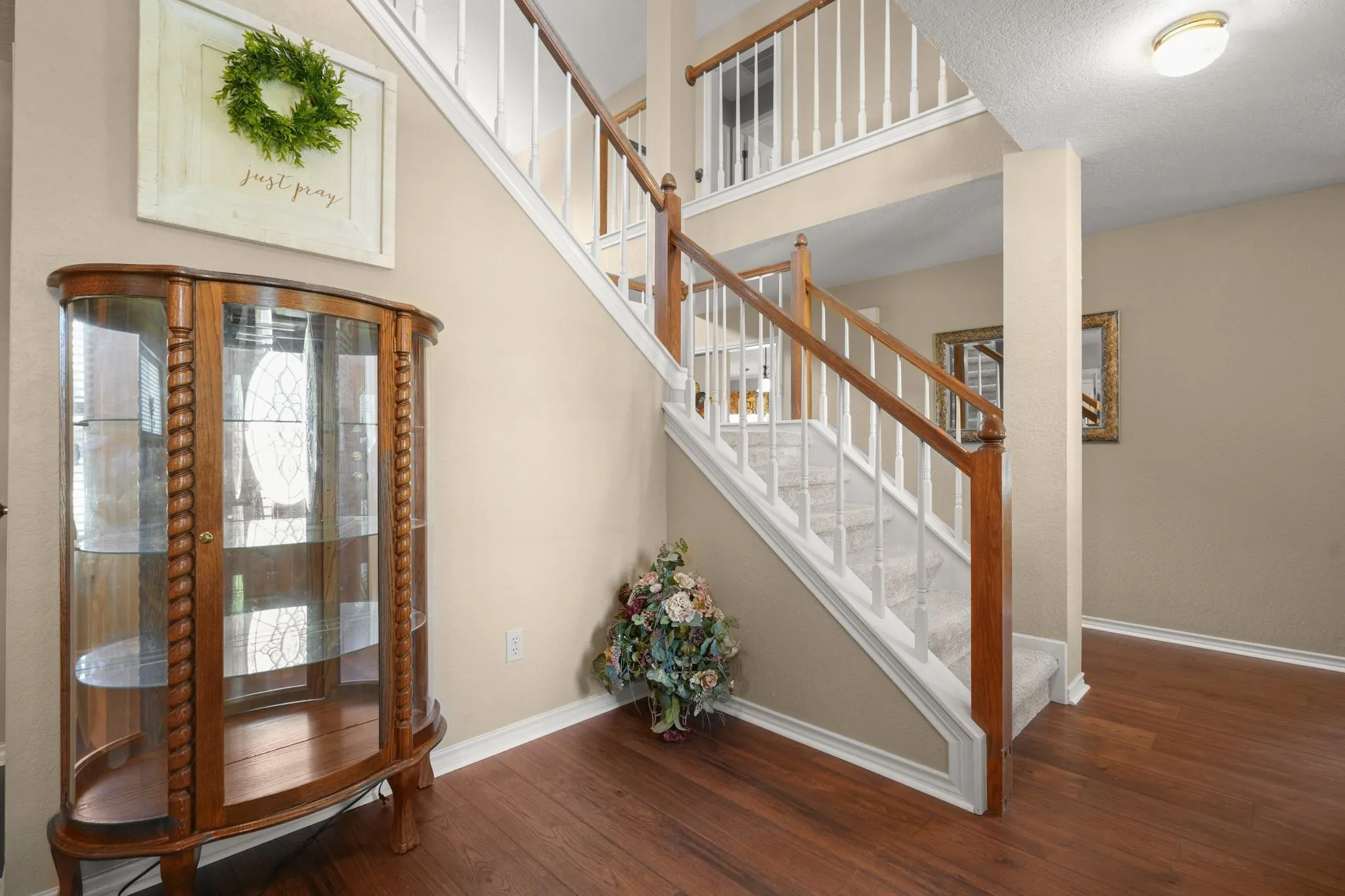 Photo 4 of 601 MAPLEWOOD CIR