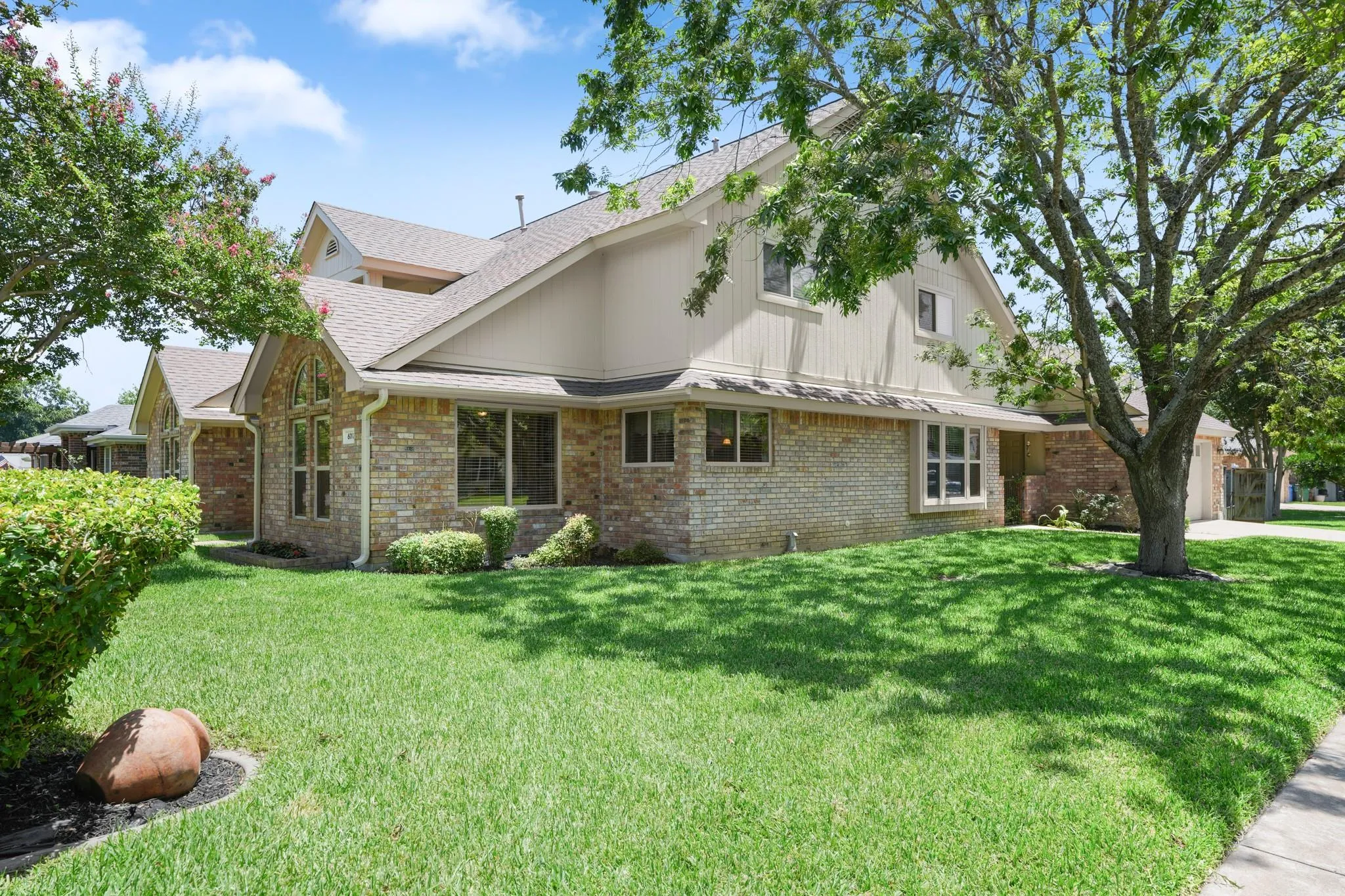Photo 2 of 601 MAPLEWOOD CIR