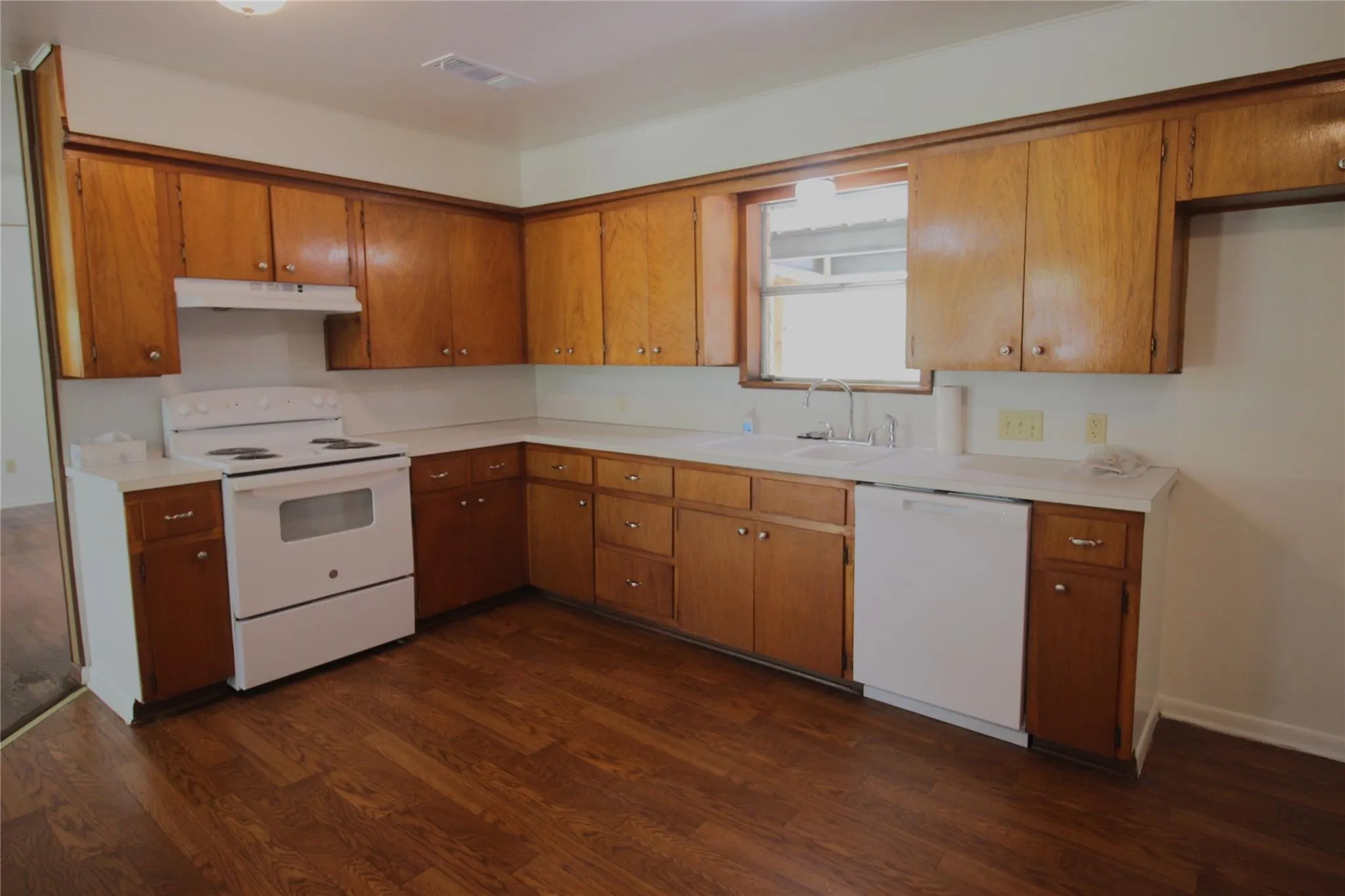 Photo 5 of 741 W BELL ST