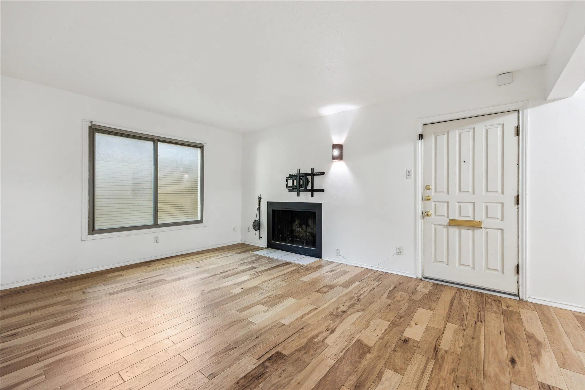 Photo 4 of 505 W 7TH ST #105
