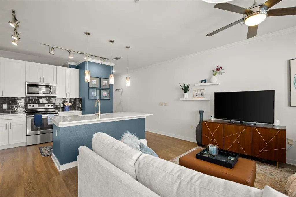Photo 4 of 1900 BARTON SPRINGS RD #3038