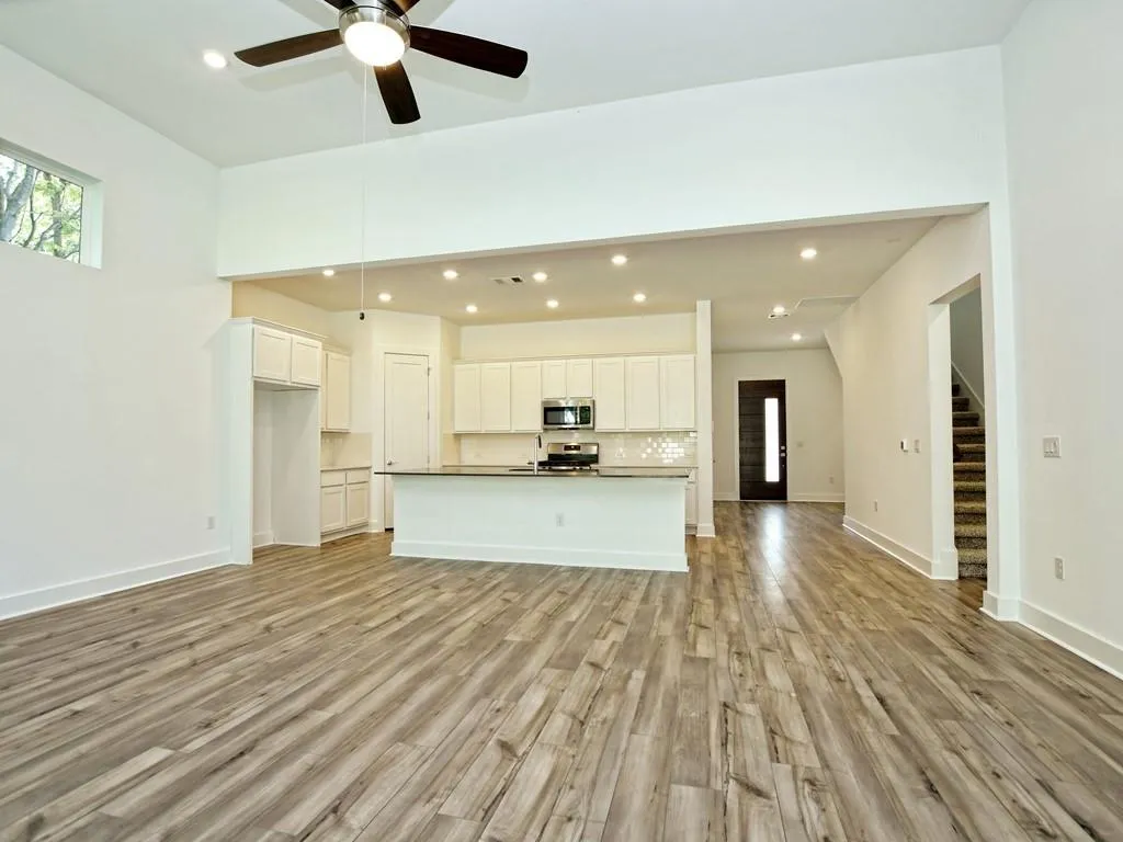 Photo 4 of 402 ZENNIA ST