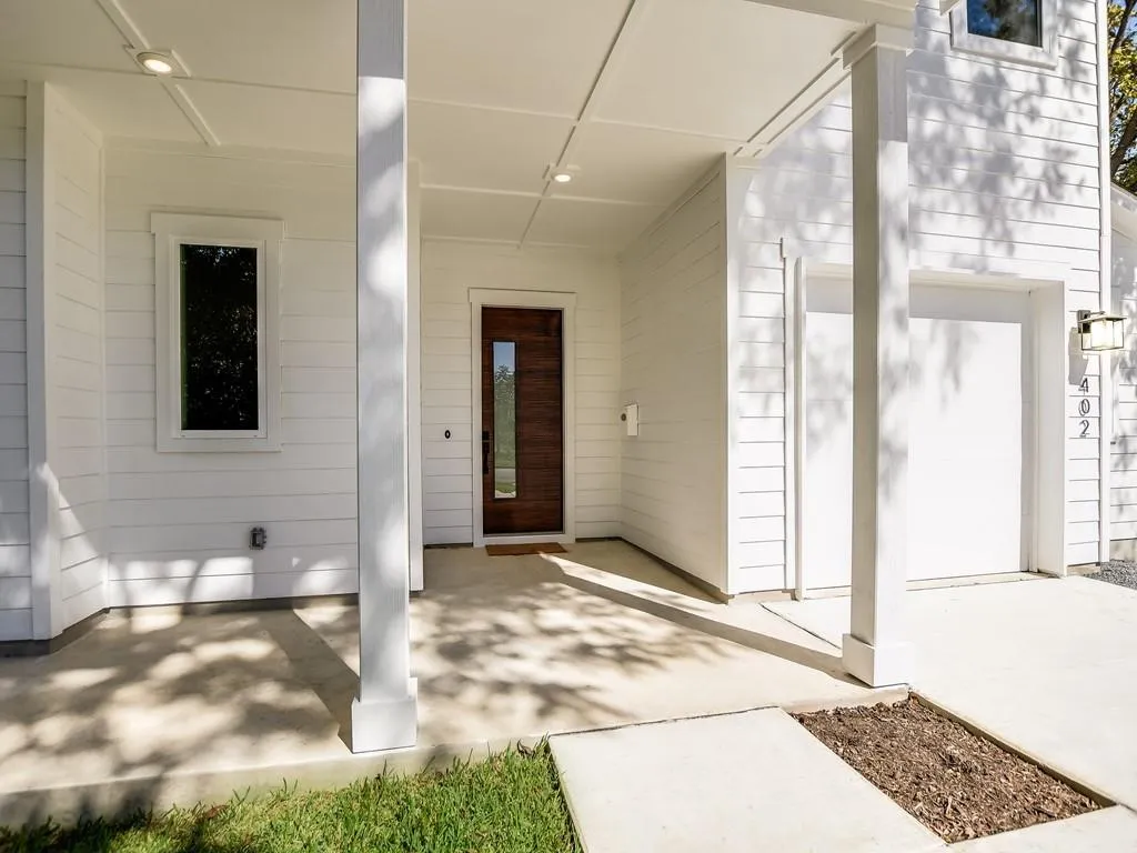 Photo 2 of 402 ZENNIA ST
