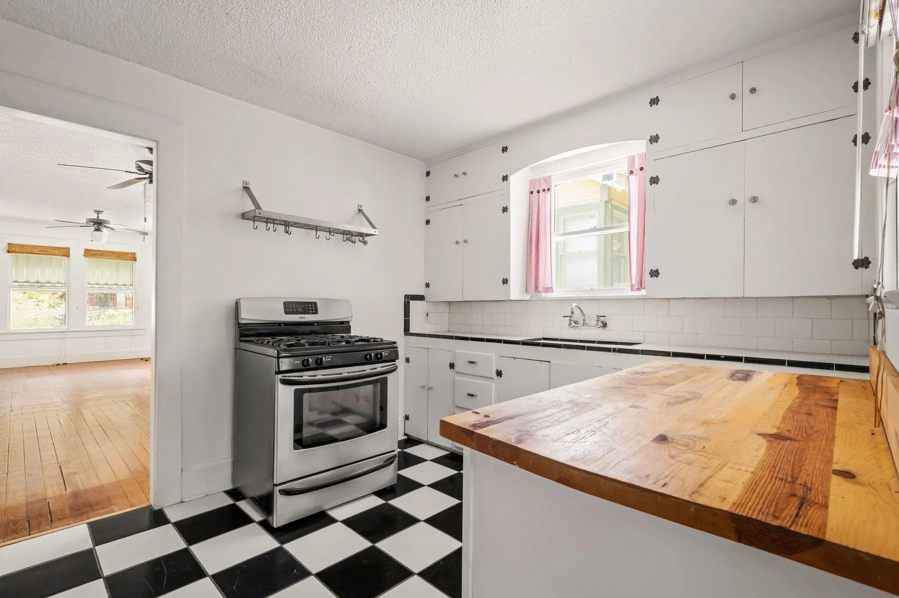 Photo 5 of 800 W GIBSON ST