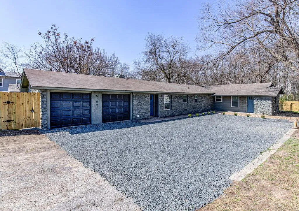 Photo 2 of 5706 GLOUCESTER LN #A