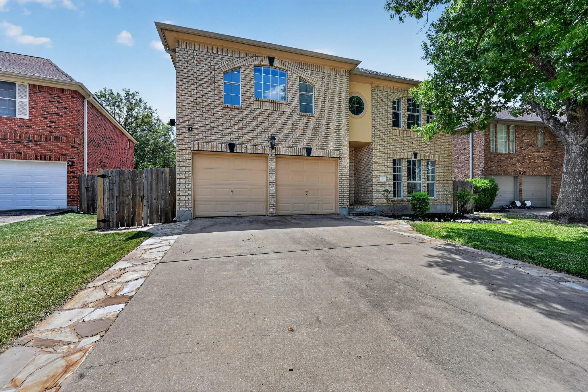 Photo 3 of 1123 OAKLANDS DR