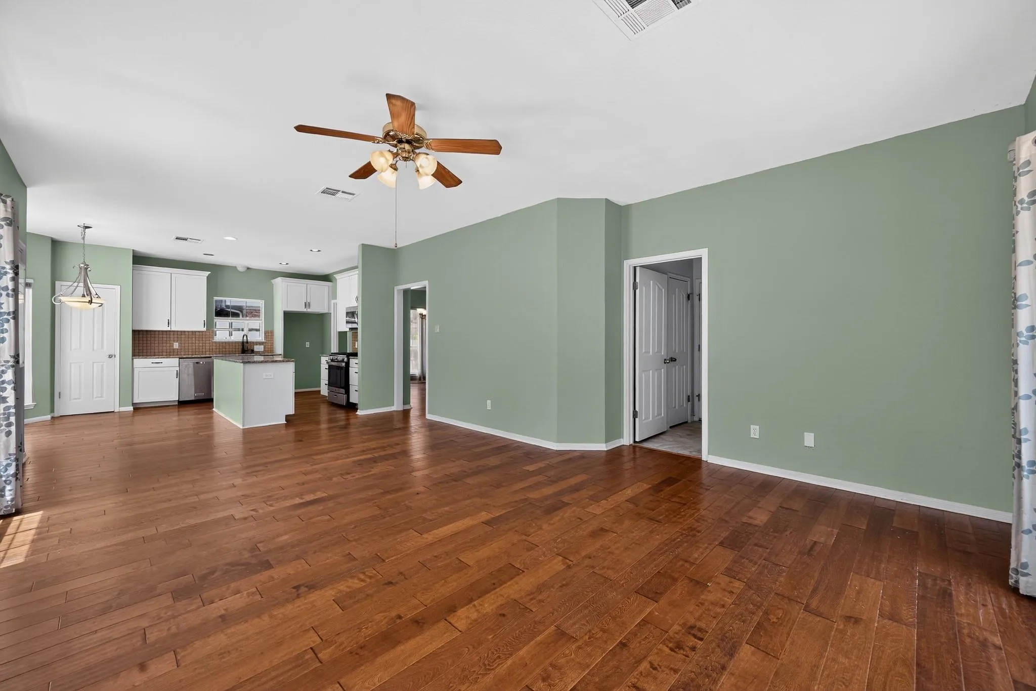 Photo 4 of 1123 OAKLANDS DR