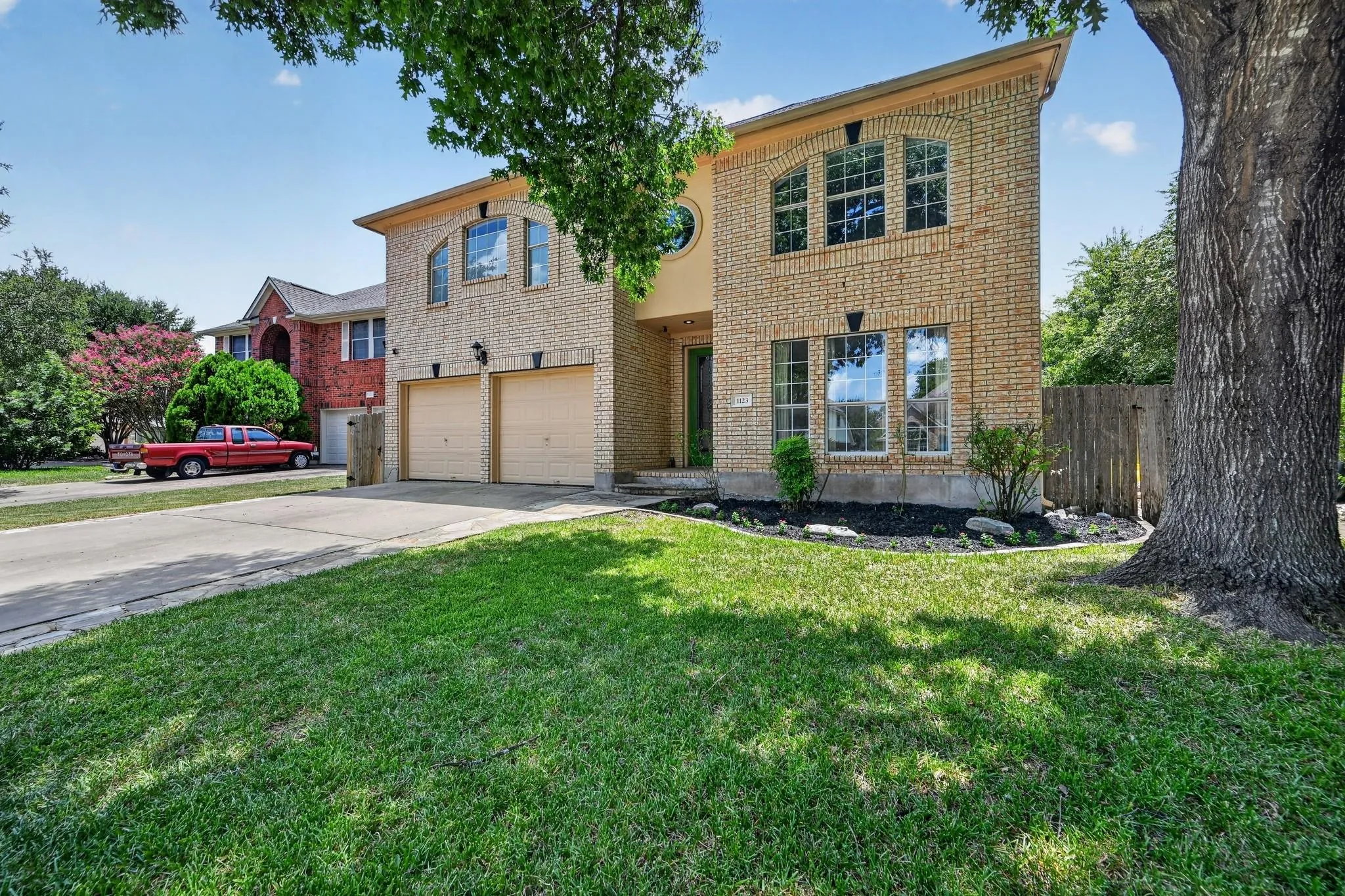 Photo 2 of 1123 OAKLANDS DR
