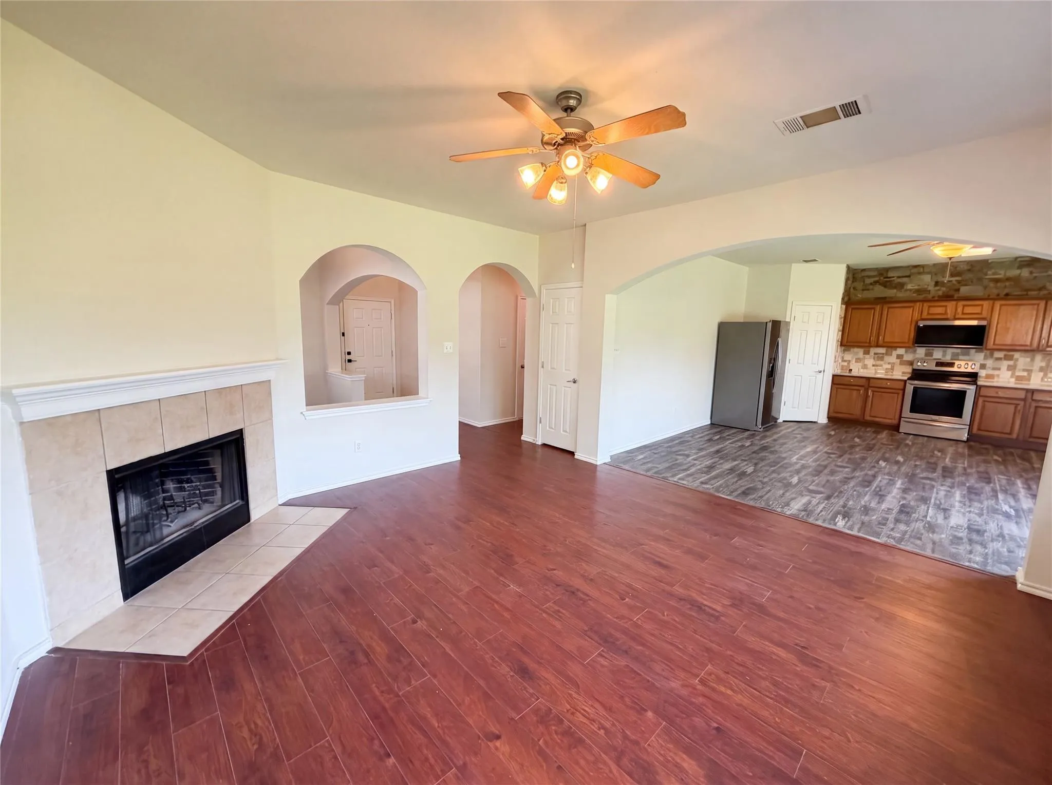 Photo 3 of 206 ALMQUIST ST