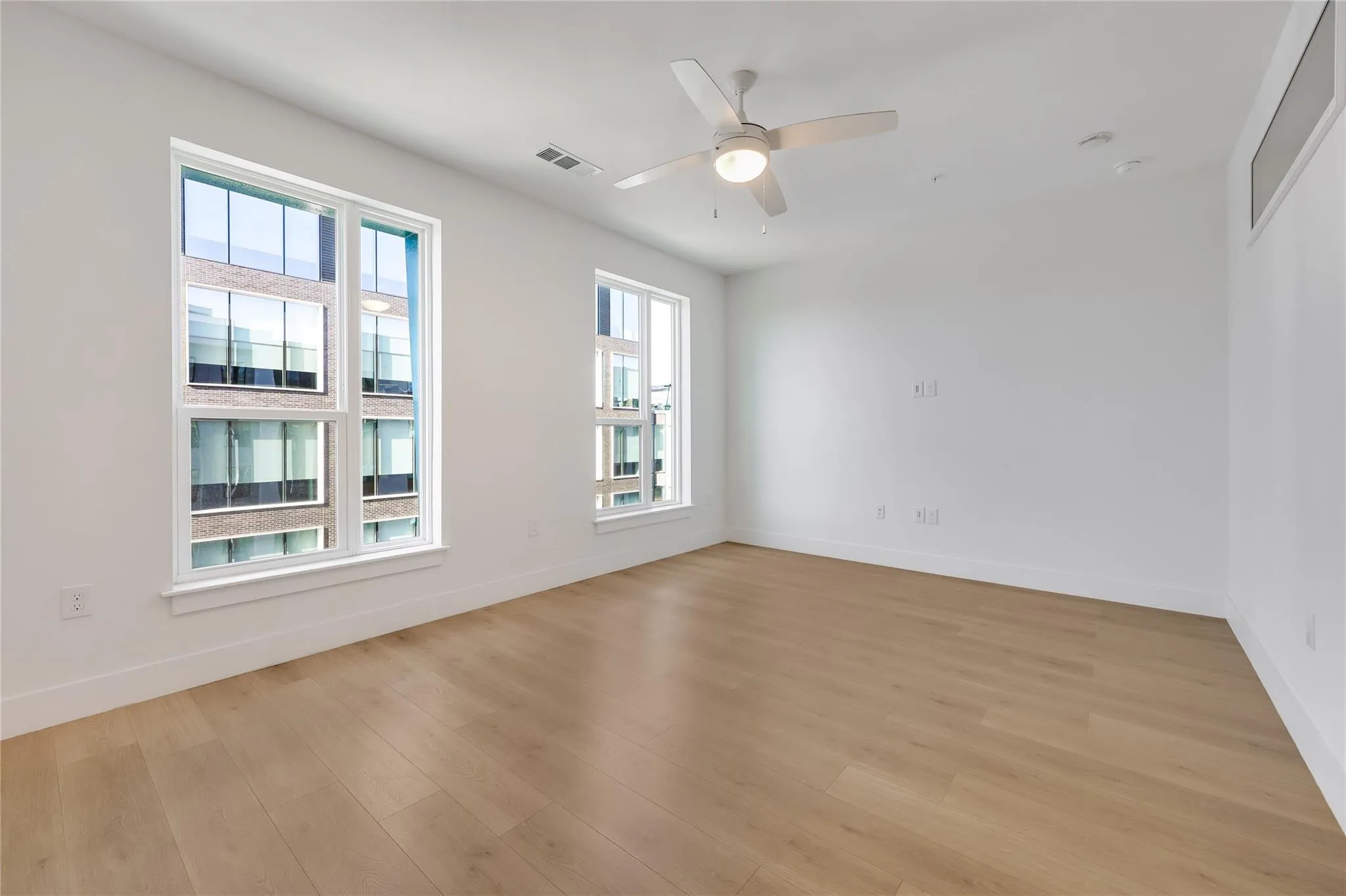 Photo 3 of 1701 SIMOND AVE #516