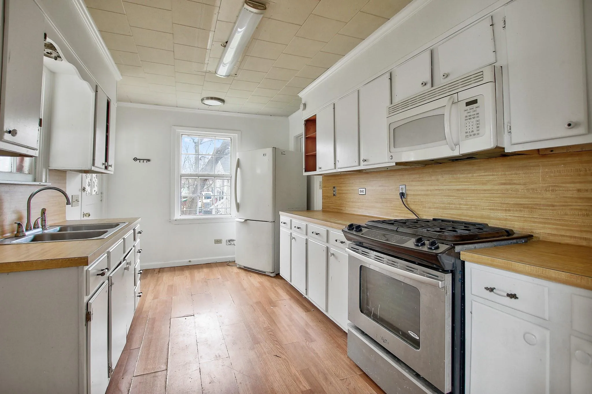 Photo 5 of 921 W 5TH ST