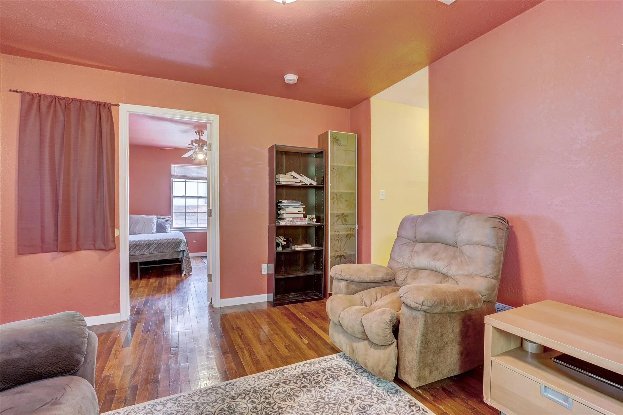 Photo 5 of 611 W LIVE OAK ST
