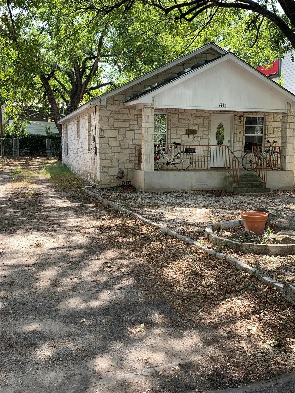 Photo 2 of 611 W LIVE OAK ST