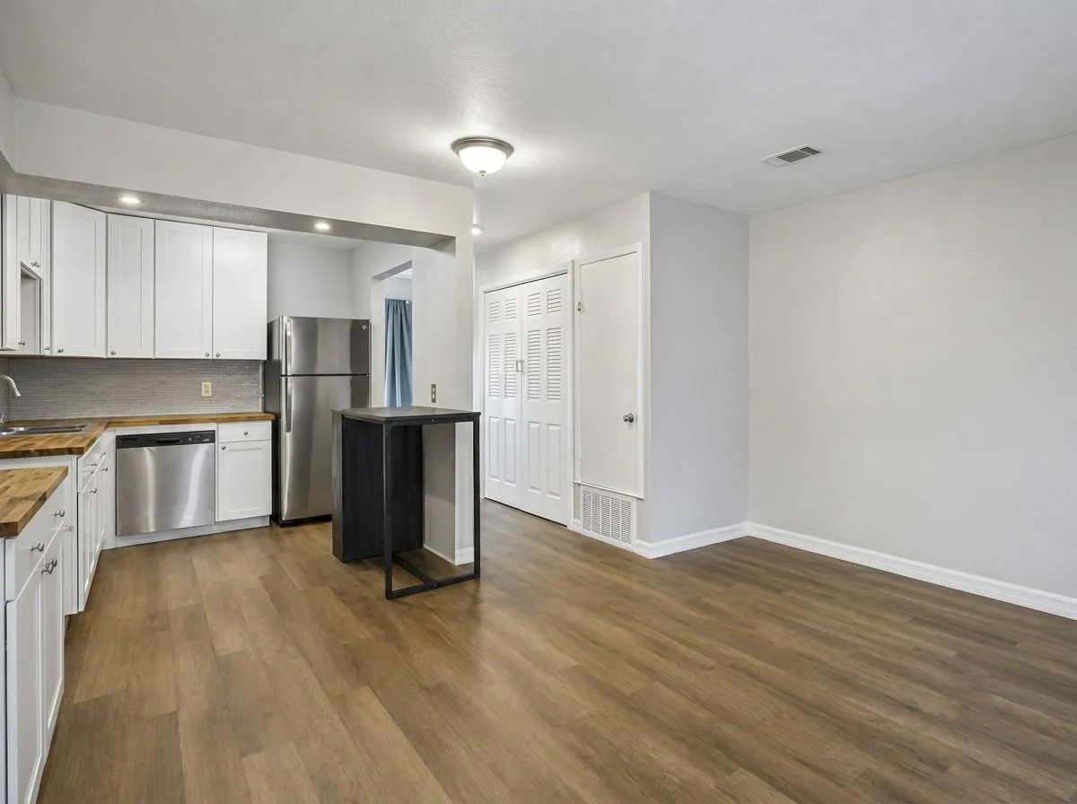 Photo 4 of 1221 W HOPKINS ST #2