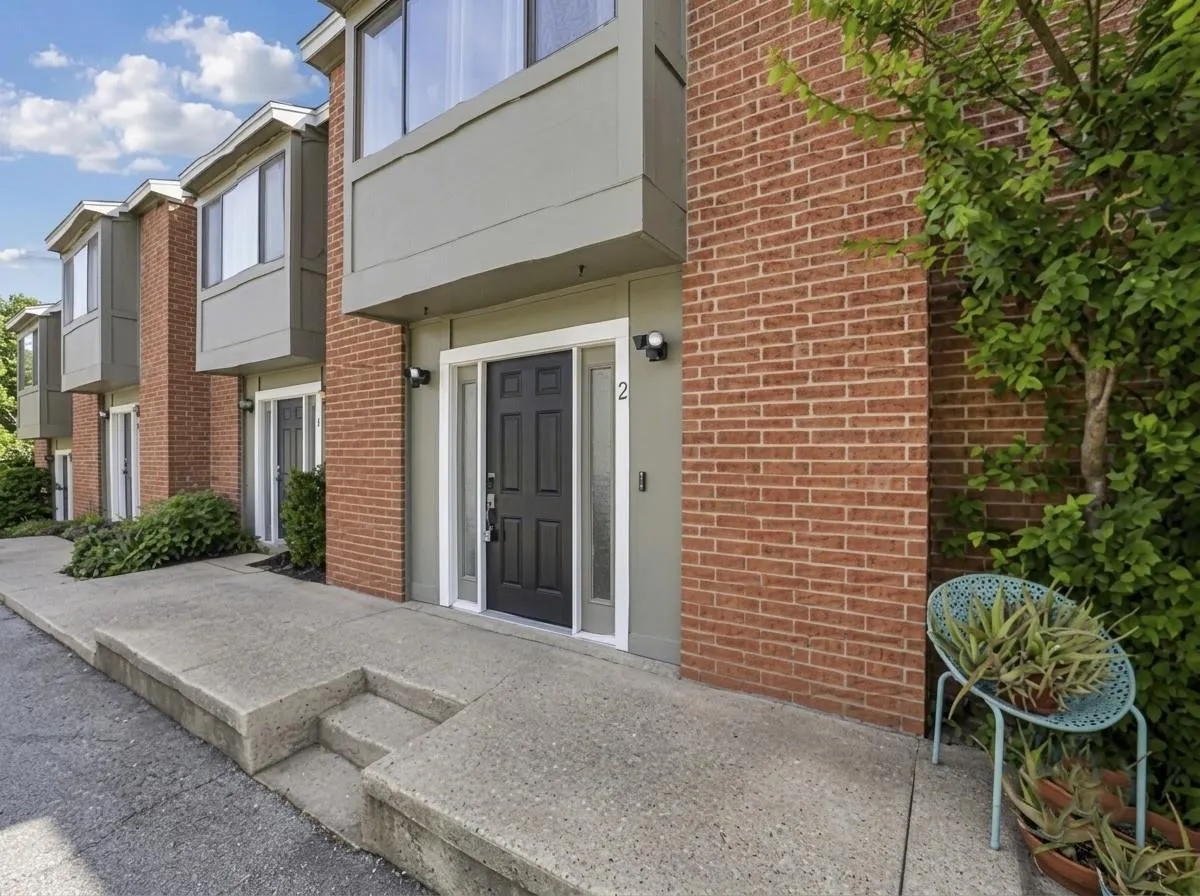 Photo 2 of 1221 W HOPKINS ST #2