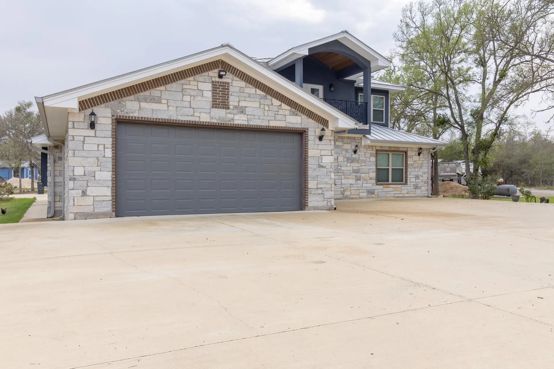 Photo 3 of 319 LONESOME DOVE DR