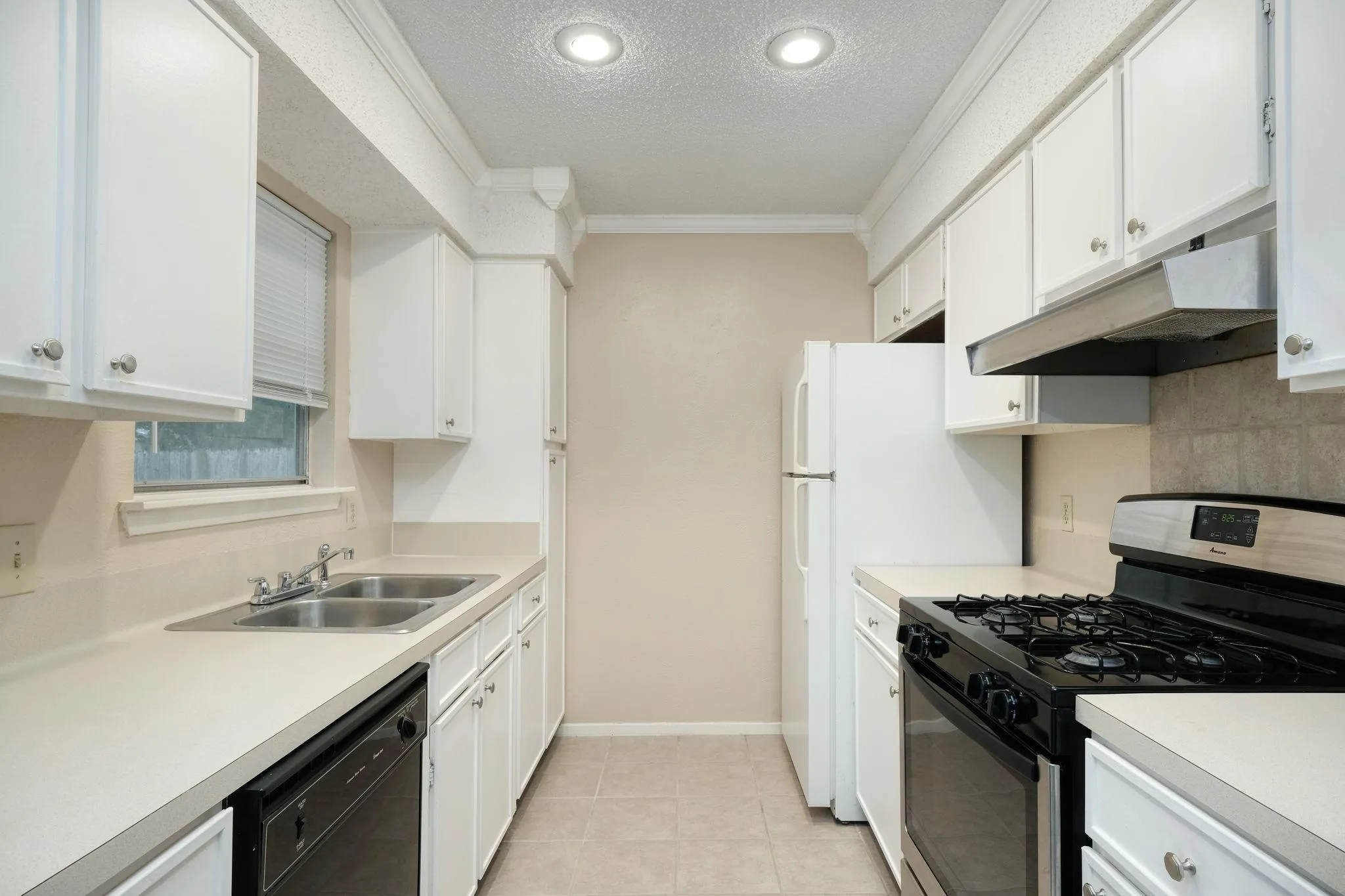 Photo 2 of 10419 FIRETHORN LN