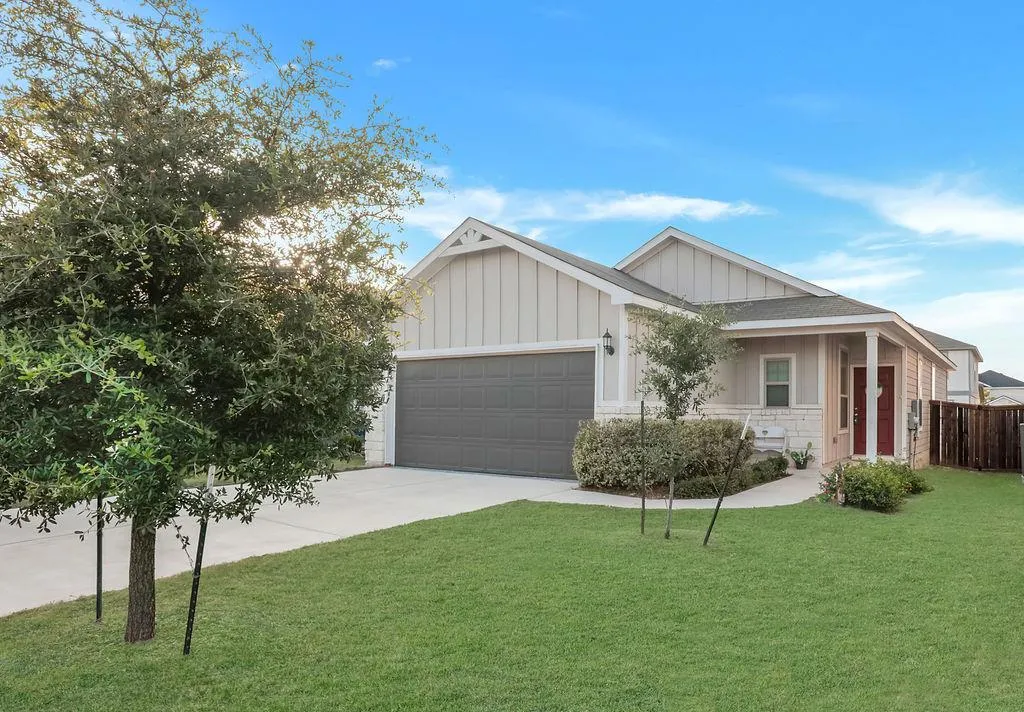 Photo of 433 STONE WATER LN, Jarrell, TX, 76537