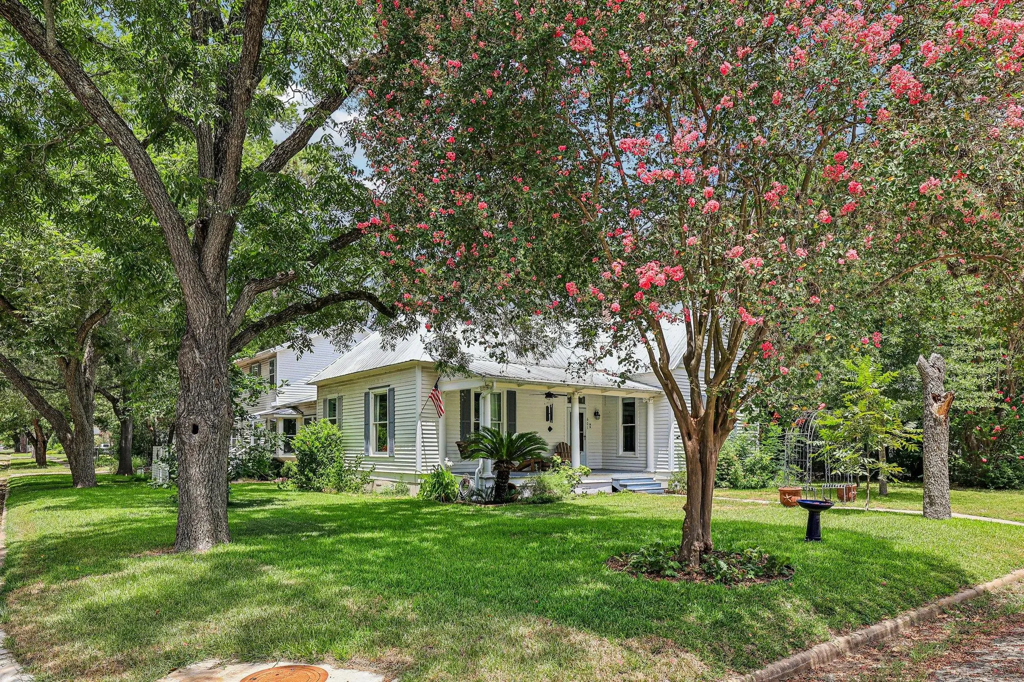 Photo of 601 GARWOOD ST, Smithville, TX, 78957