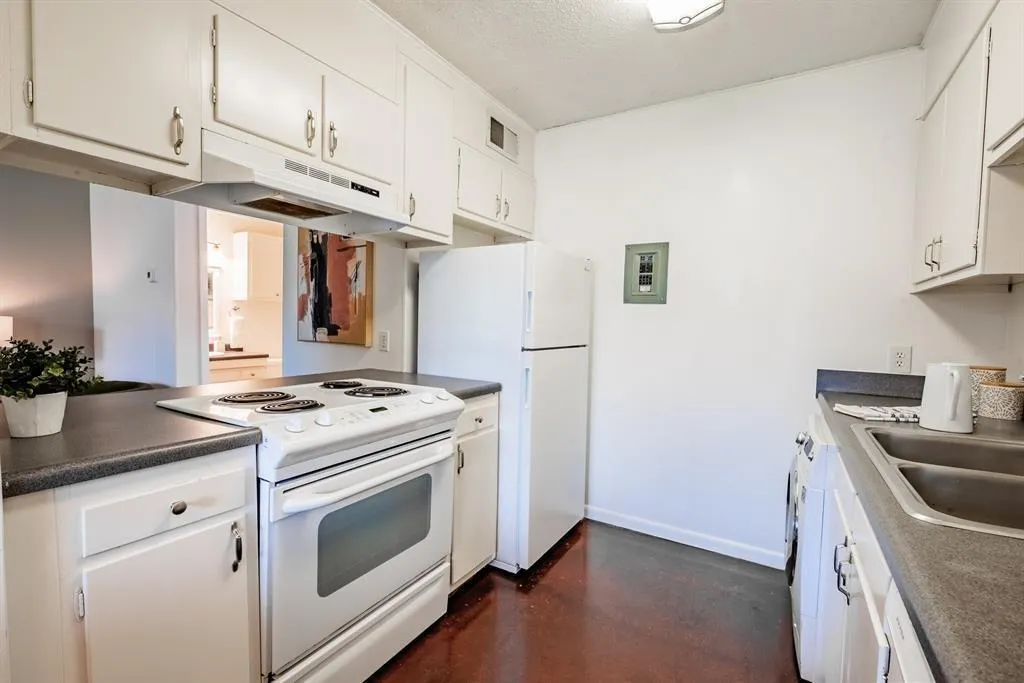 Photo 4 of 3914 AVENUE D NONE #104