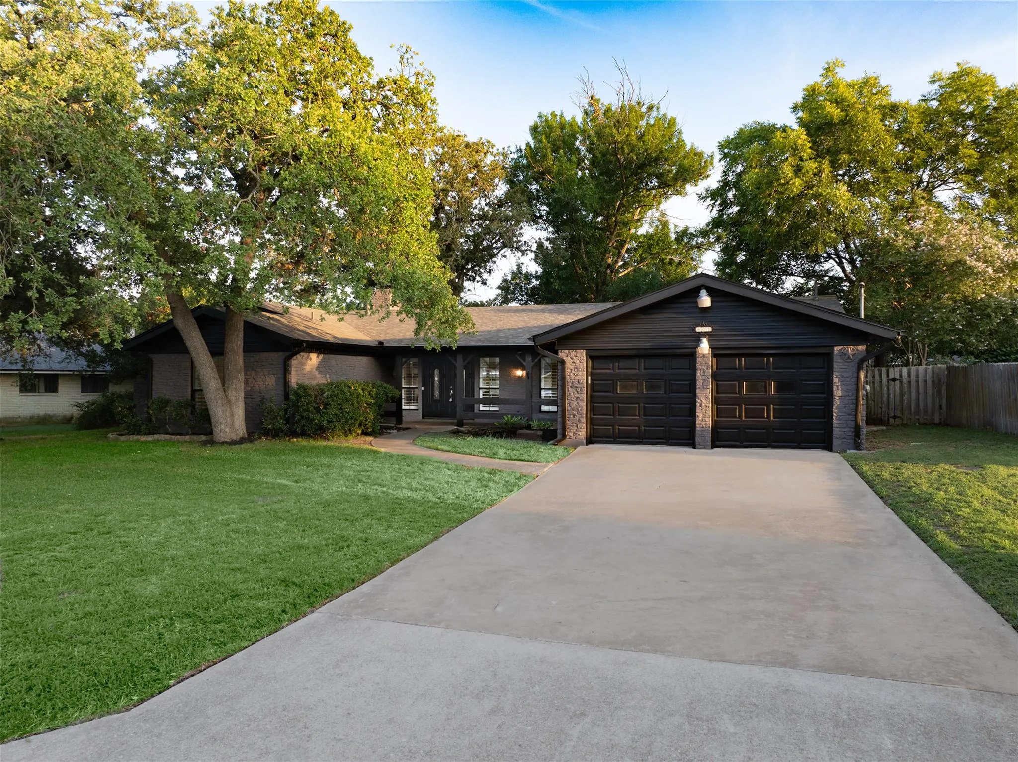 Photo 3 of 605 MEADOWBROOK DR
