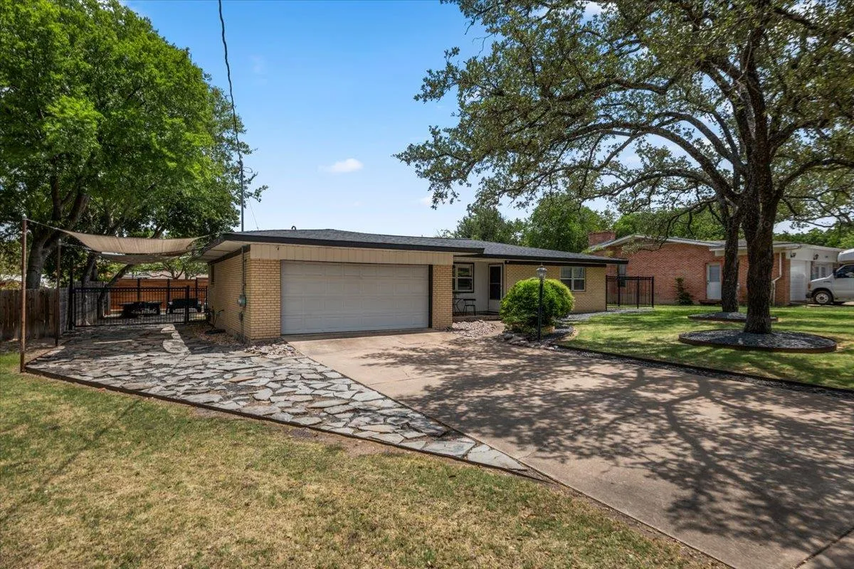 Photo 2 of 11901 OAK TRL