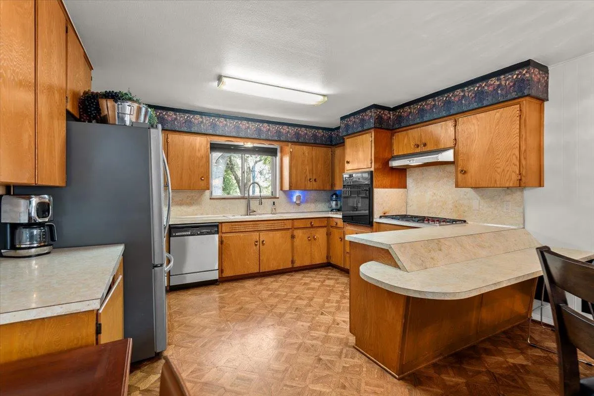 Photo 3 of 11901 OAK TRL