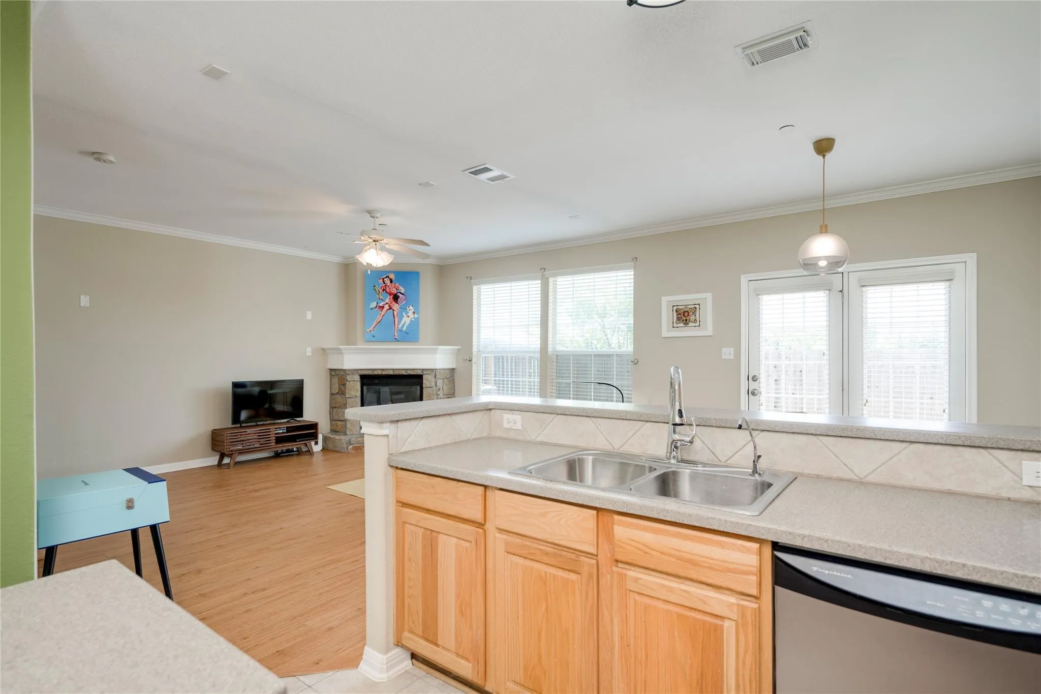 Photo 5 of 1101 E PARMER LN #315