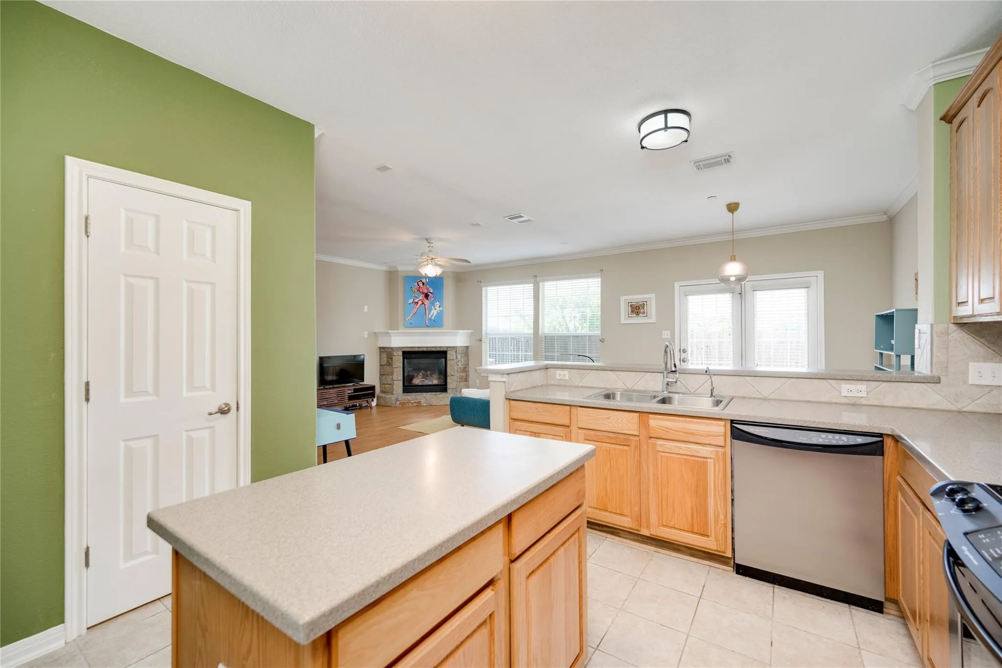 Photo 3 of 1101 E PARMER LN #315