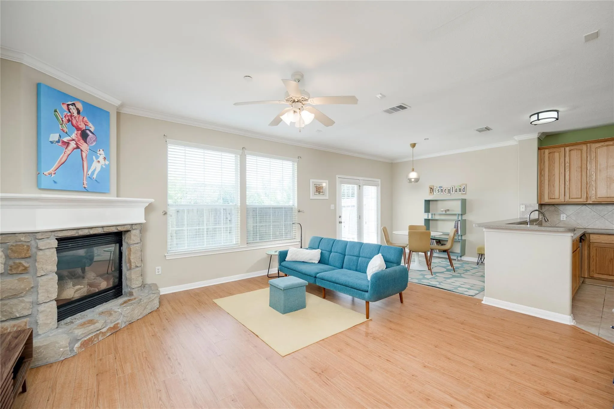 Photo 2 of 1101 E PARMER LN #315