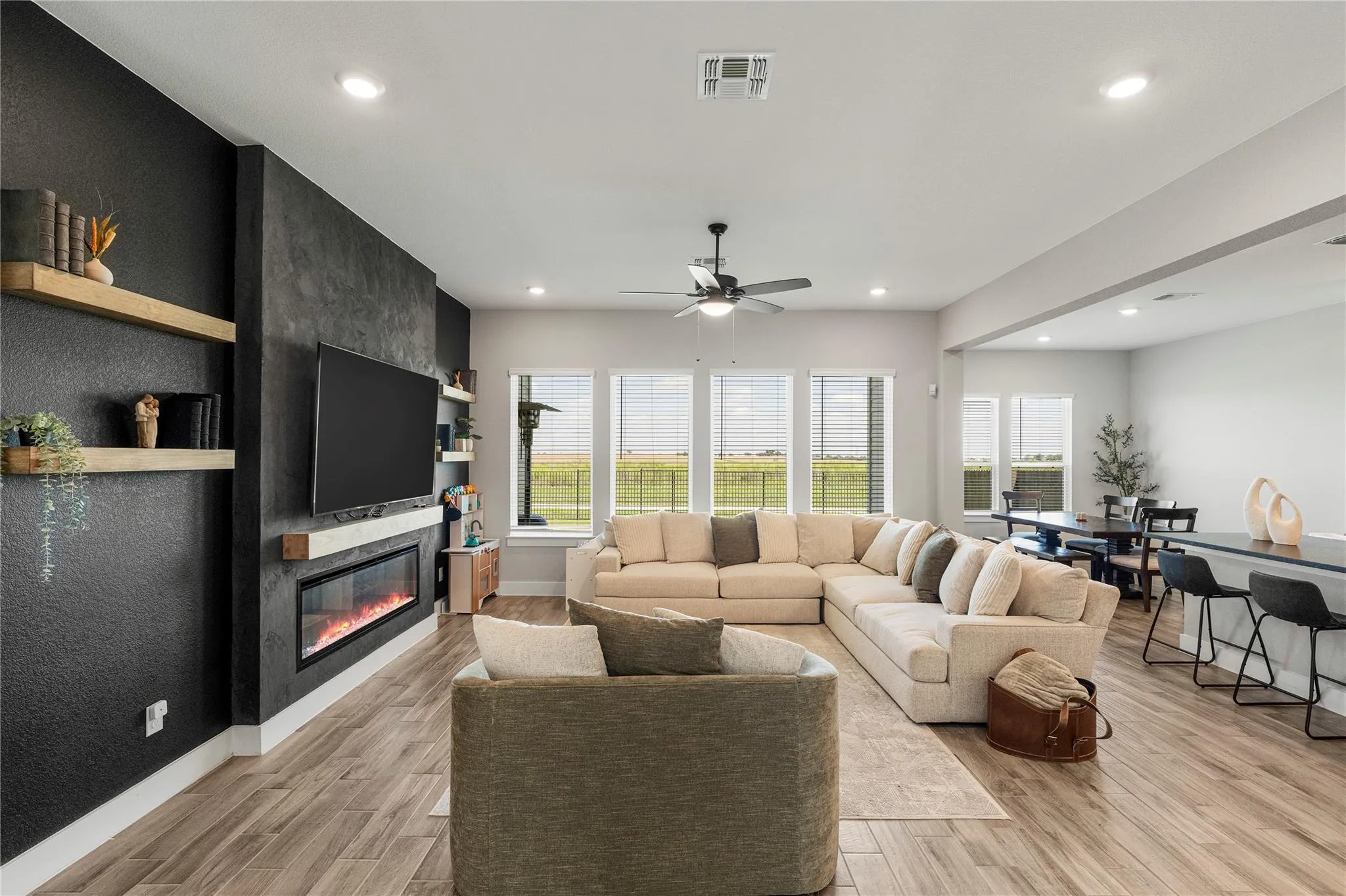 Photo 3 of 20225 DUSTIN LN