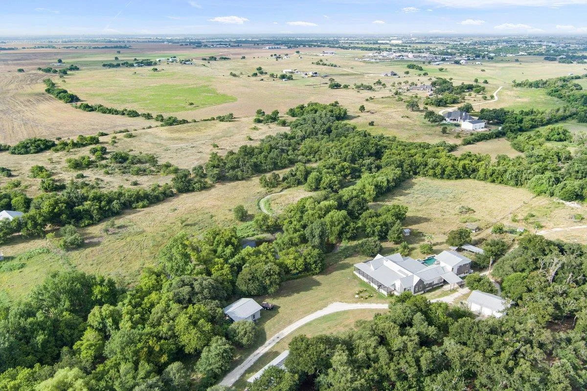 Photo 3 of 100 S DEWBERRY CREEK TRL