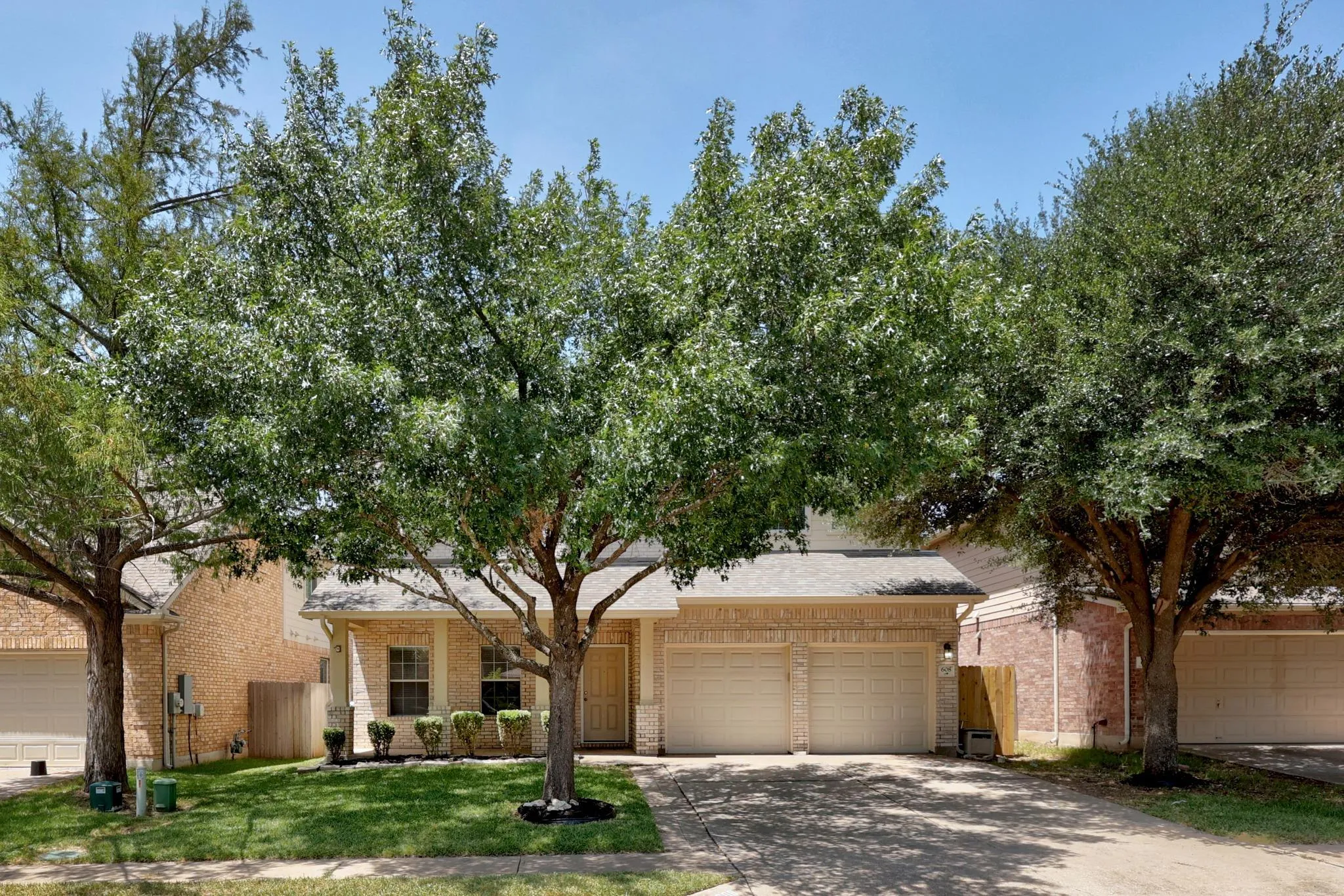 Photo 2 of 608 SPANISH OAK TER
