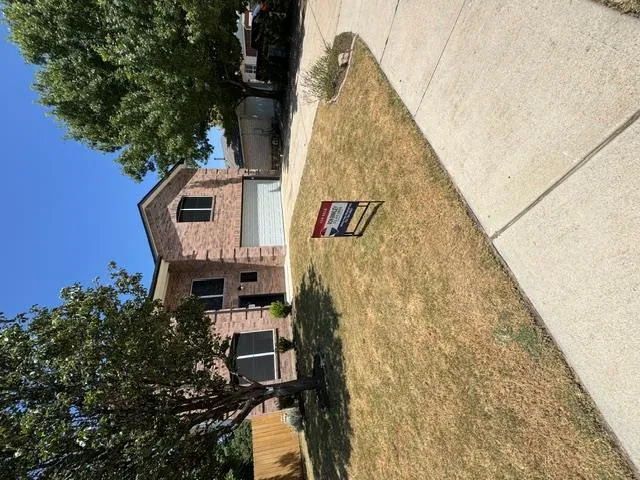 Photo 2 of 709 LOS ROBLES RD