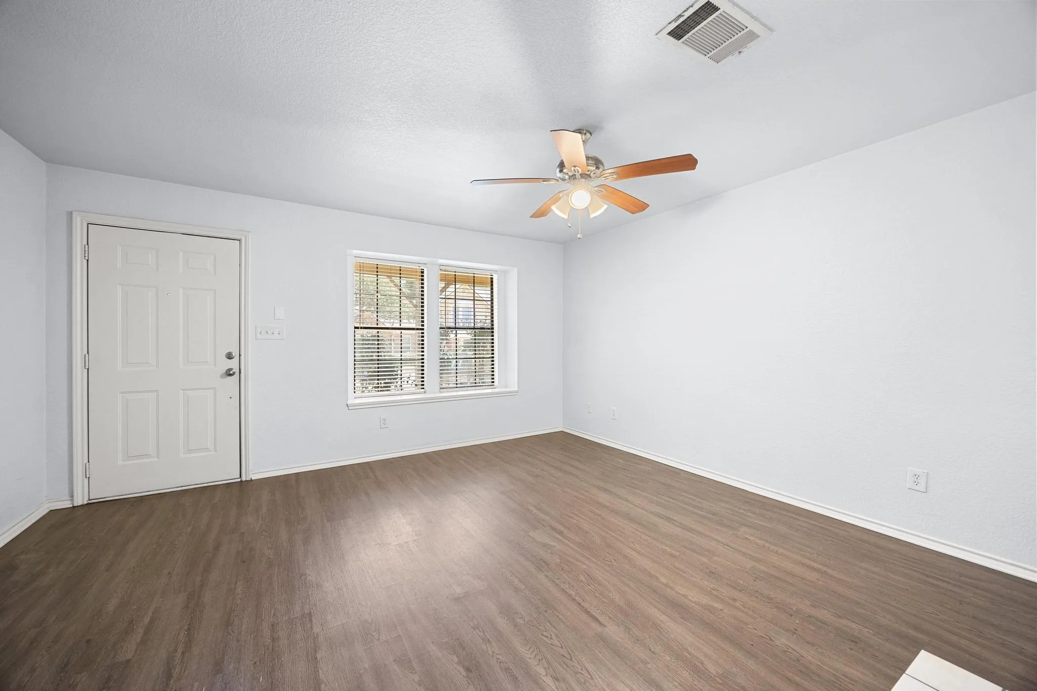 Photo 5 of 11901 SWEARINGEN DR #129