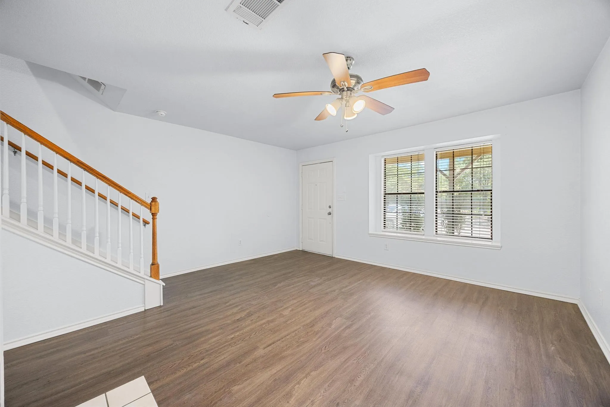 Photo 4 of 11901 SWEARINGEN DR #129