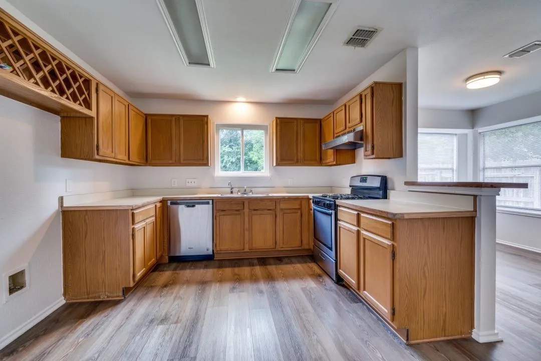 Photo 5 of 15902 DE PEER AVE