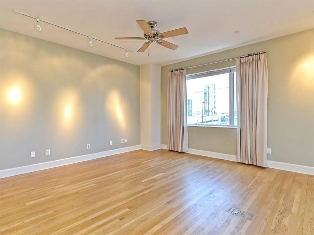Photo 3 of 901 W 9TH ST #508