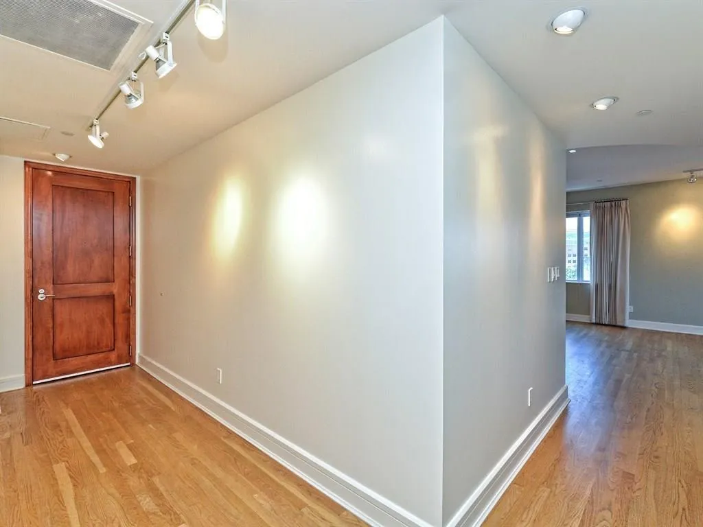 Photo 2 of 901 W 9TH ST #508
