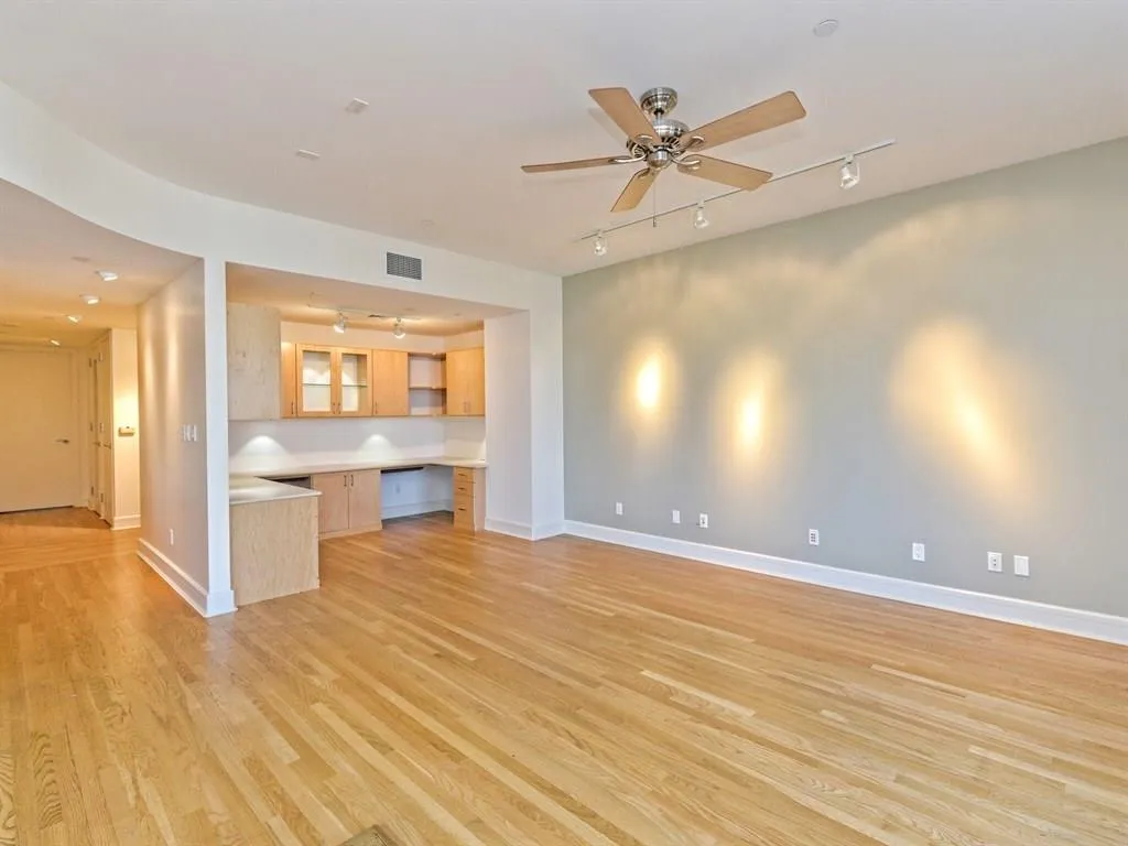 Photo 4 of 901 W 9TH ST #508