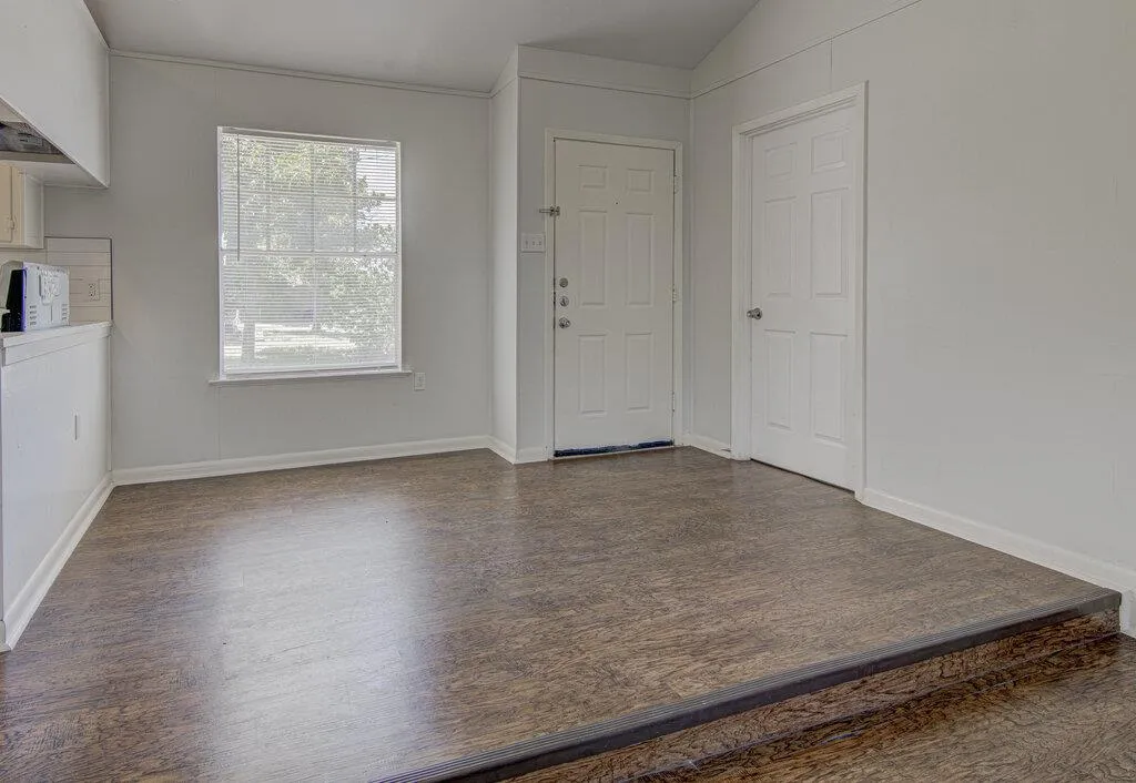 Photo 4 of 5703 GLOUCESTER LN #A
