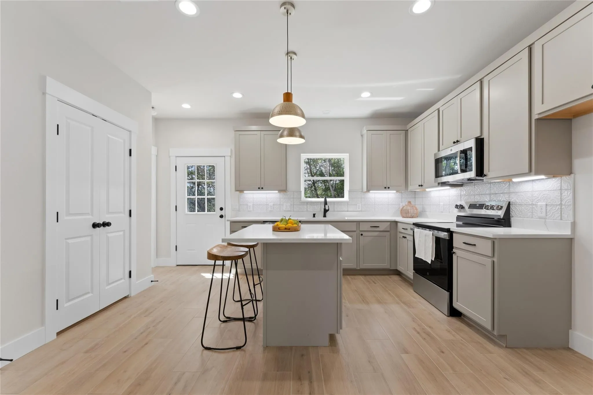 Photo 3 of 9 STONE CREEK CIR